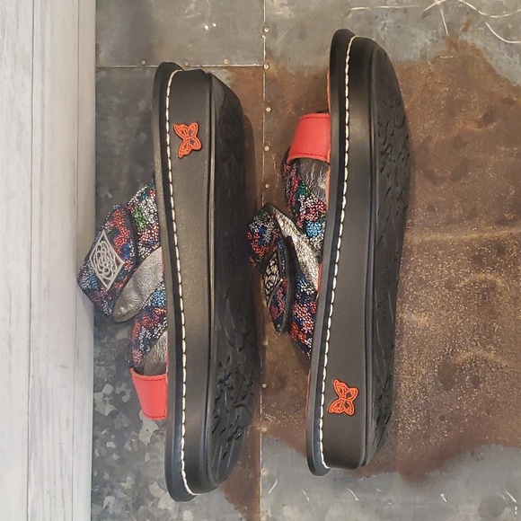 Victoriah Botanicool Sandal | Size 8-8 1/2 - Picture 6 of 16